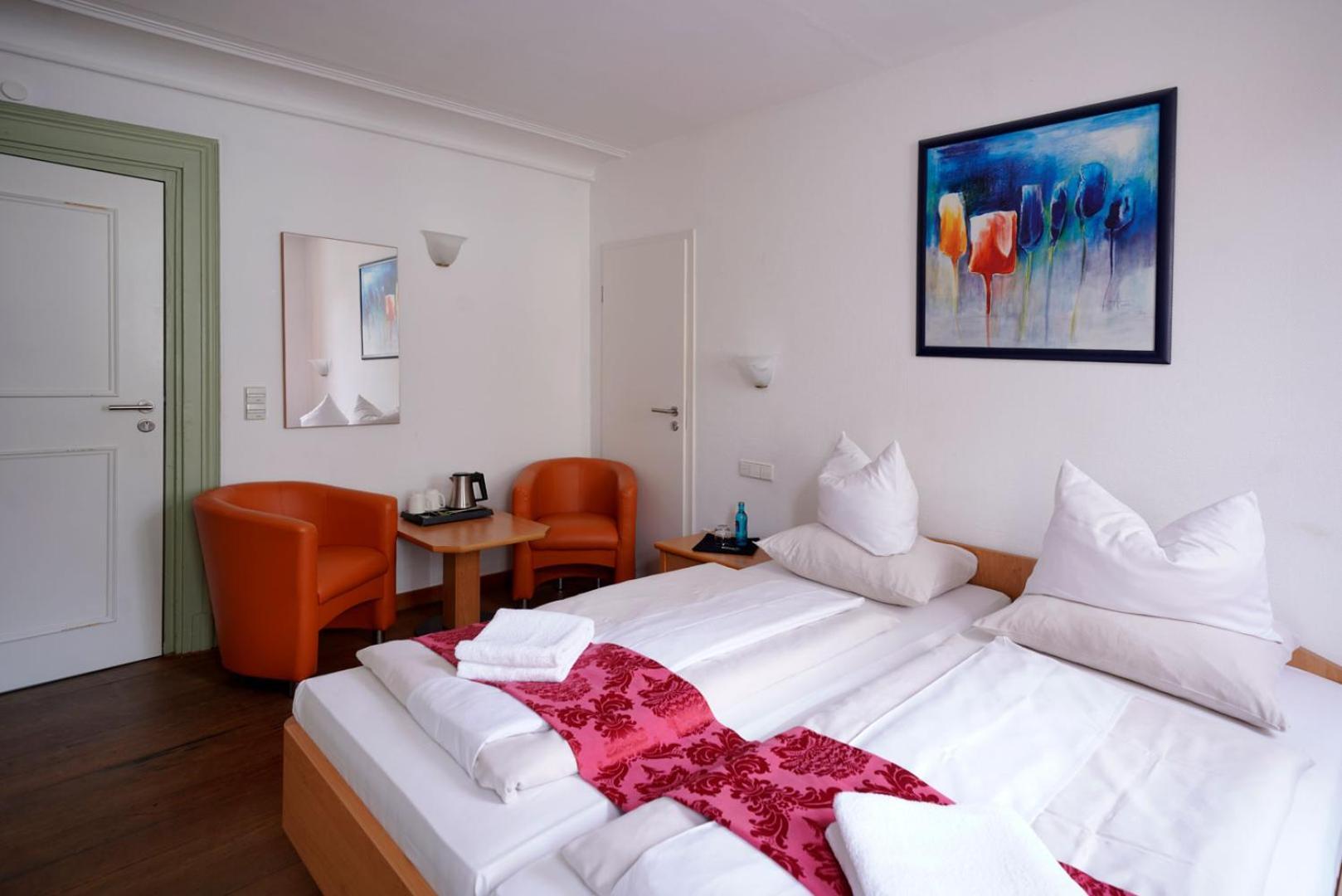 Hotel Adler Am Schloss Bonnigheim Экстерьер фото